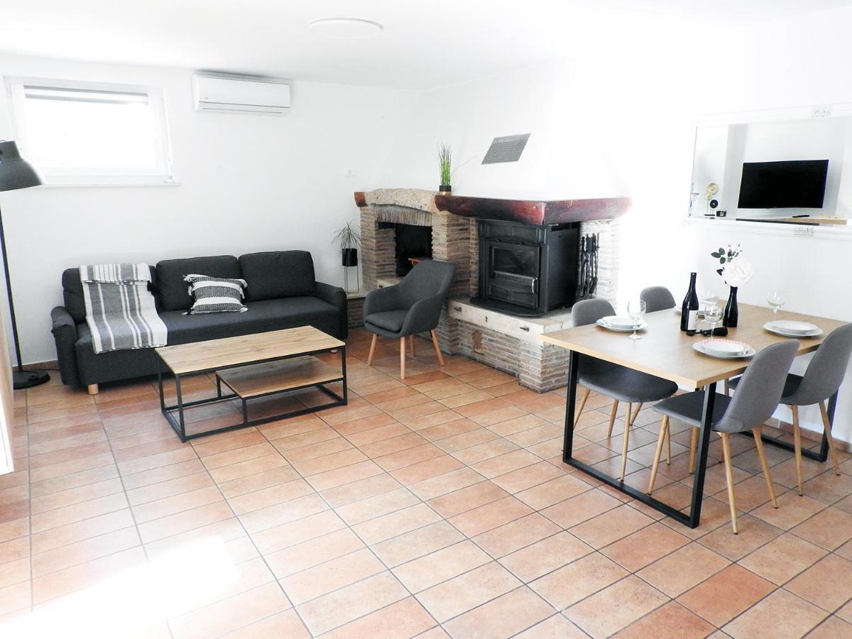 Apartment Lu, Stinjan - Pula Buitenkant foto
