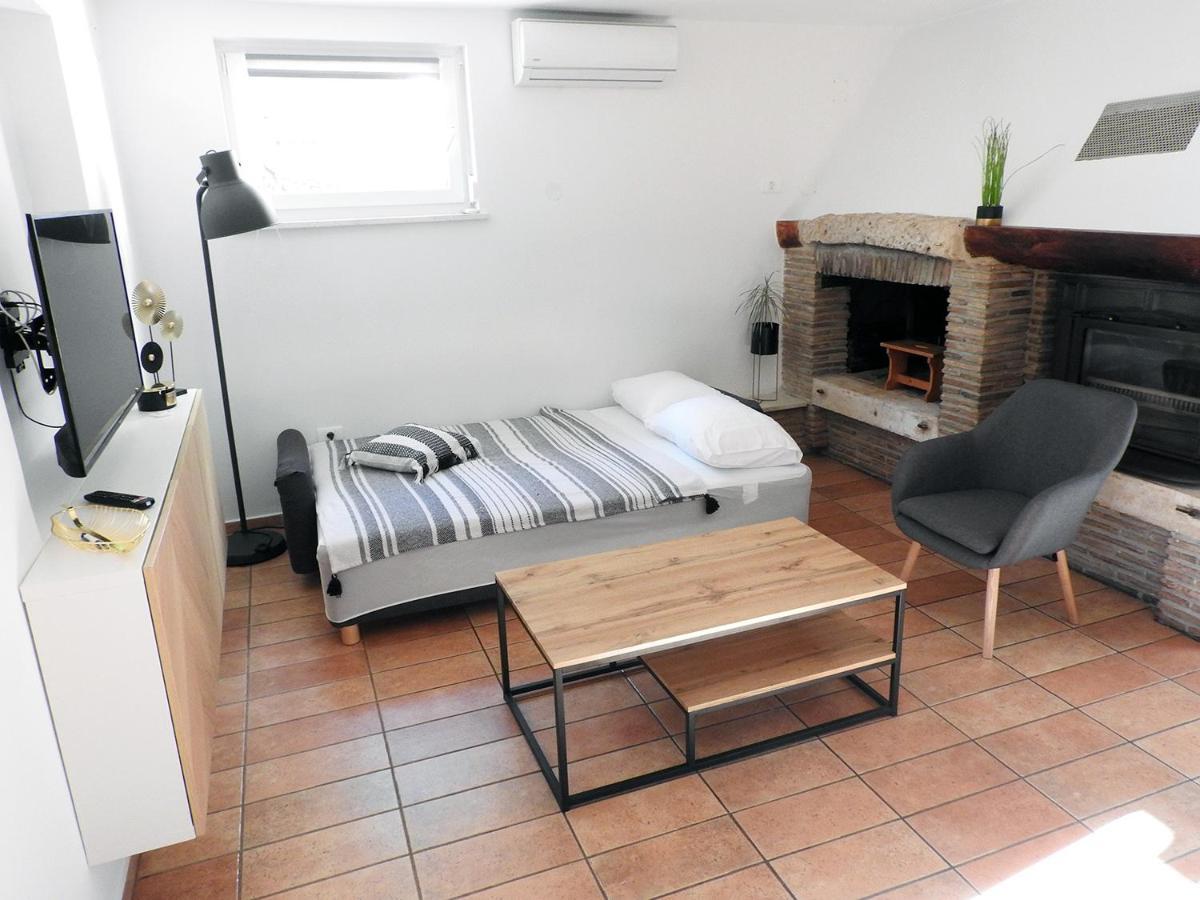 Apartment Lu, Stinjan - Pula Buitenkant foto